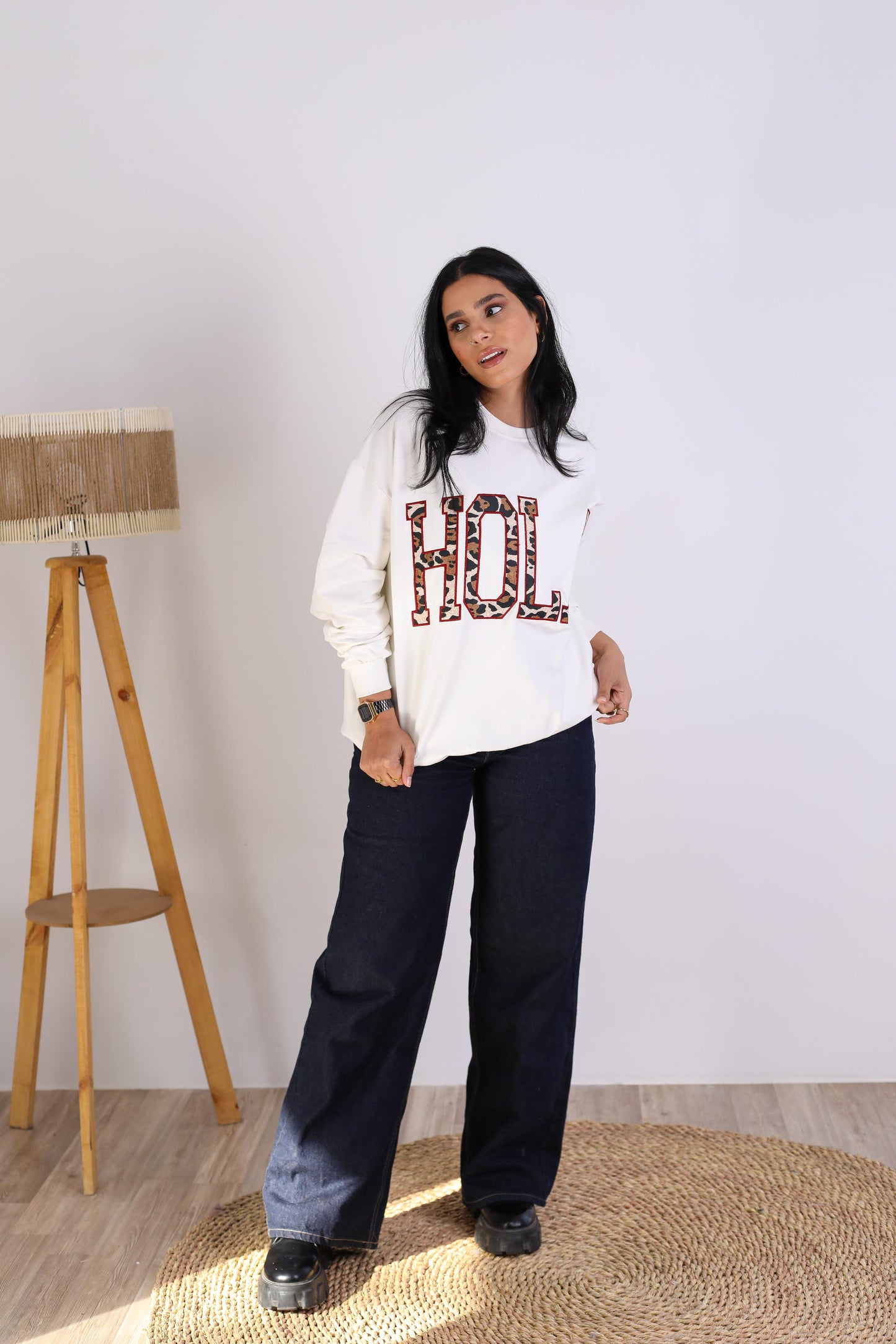 Casual Chic White Sweatshirt with Bold Graphic Print