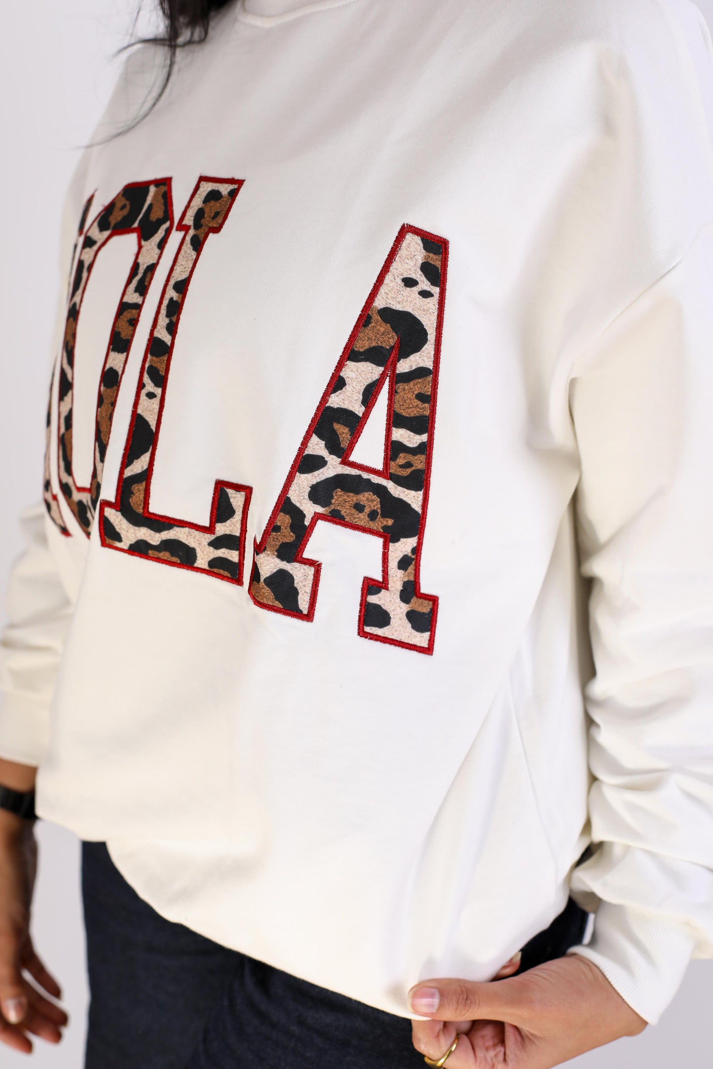 Casual Chic White Sweatshirt with Bold Graphic Print